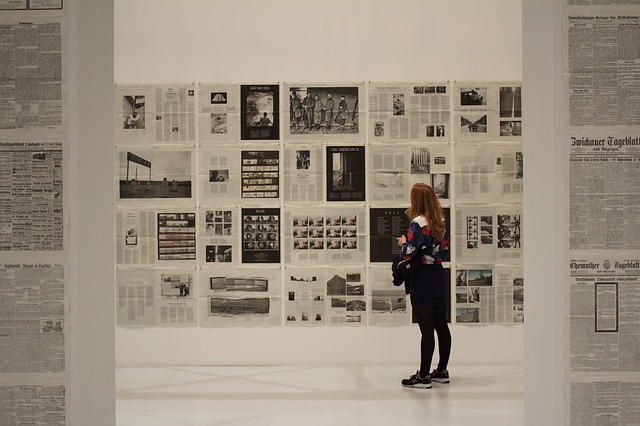 Treballant entre quadres en una Galeria d’Art